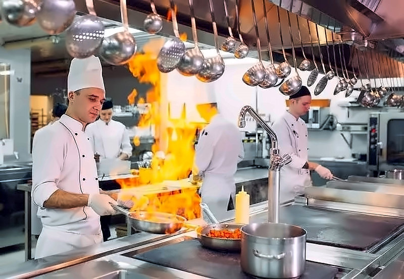 Профессиональная кухня — повара Five Catering за работой